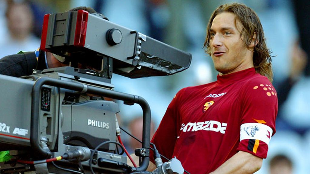 Francesco Totti celebró su gol de récord a la Lazio con un selfie
