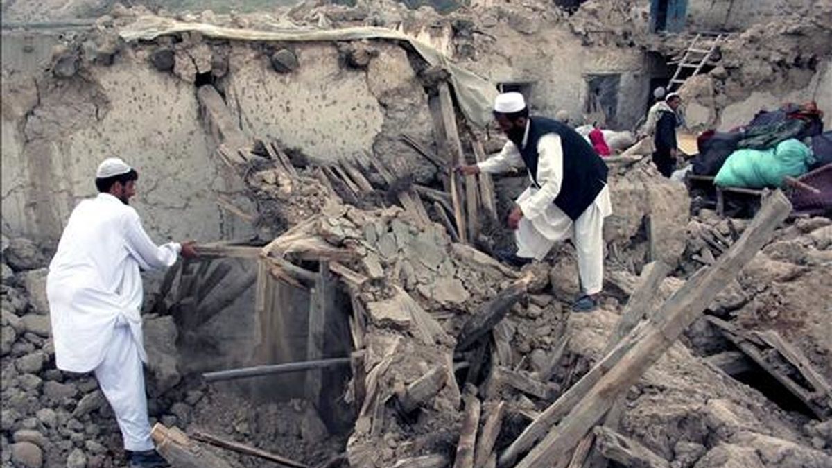 Las tropas de la OTAN envían suministros a las víctimas del seísmo en Afganistán. En la imagen, víctimas del terremoto en el distrito de Sherzad, provincia de Nangarhar. EFE/Archivo
