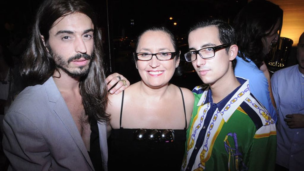 El estilista Carlos Ribera, Eli Gil y el periodista Crawford