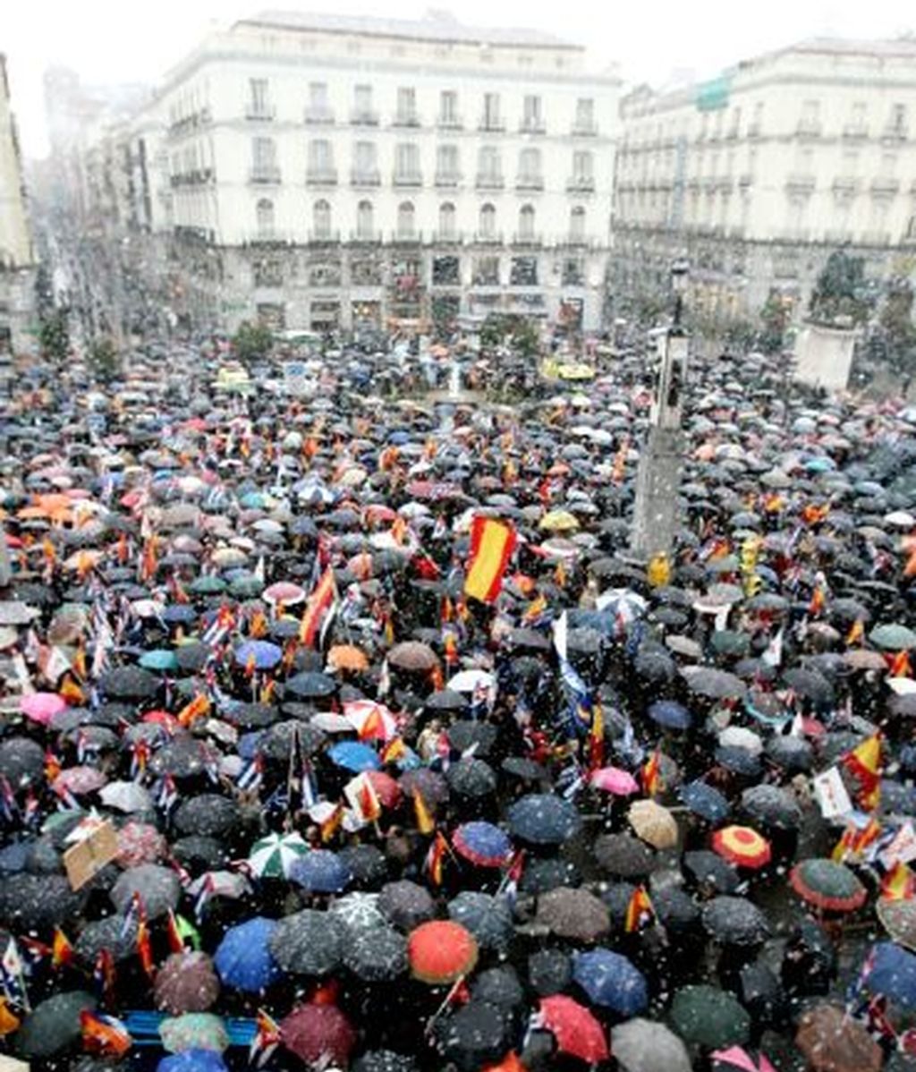 Cientos de personas se han manifestado en la Puerta del Sol. Vídeo: INFORMATIVOS TELECINCO Cientos de personas se han manifestado en la Puerta del Sol. Vídeo: INFORMATIVOS TELECINCO