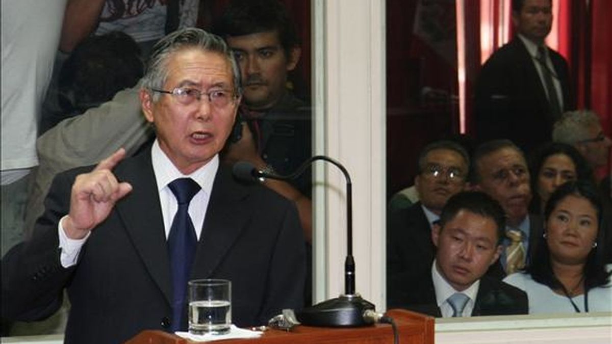 El ex presidente de Perú Alberto Fujimori es observado por sus hijos Keiko (d) y Kenyi (c) durante su primera intervención de su defensa, en Lima. EFE