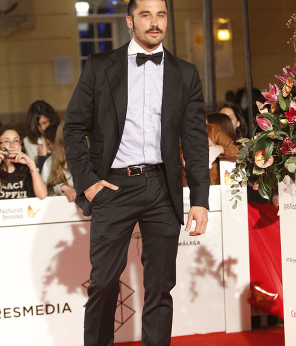 Álex García lució pajarita en la alfombra roja