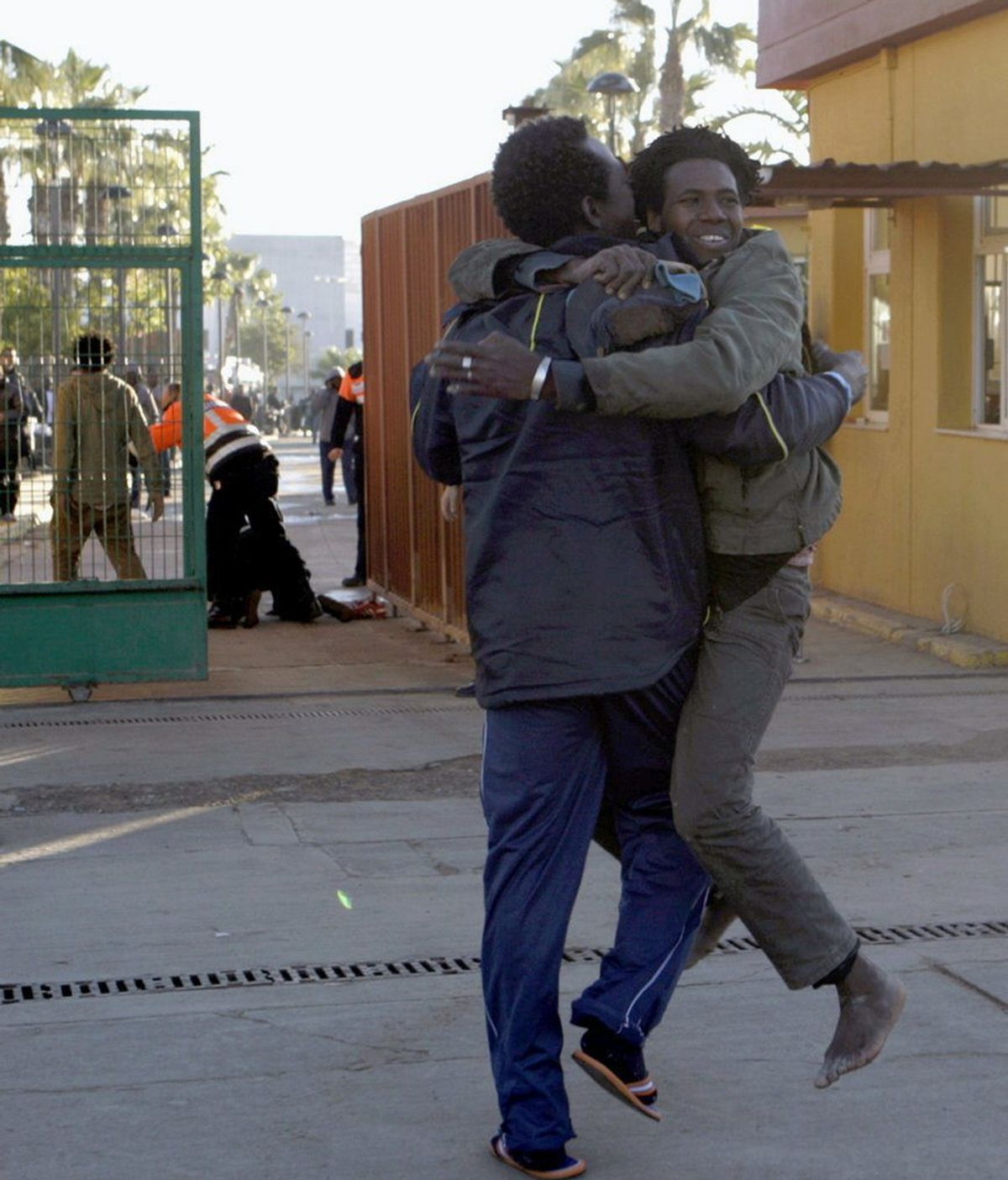 Inmigrantes se abrazan al llegar al CETI de Melilla