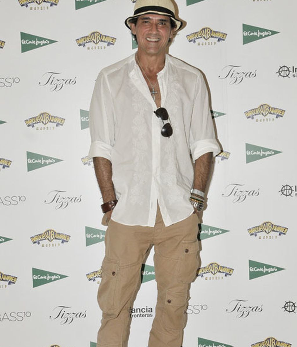 Jesús Cabanas, con camisa blanca y gorro