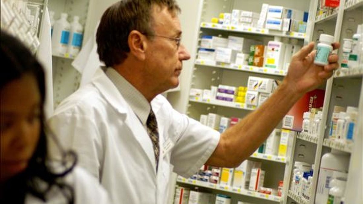 Un farmacéutico busca medicamentos en su farmacia. EFE/Archivo