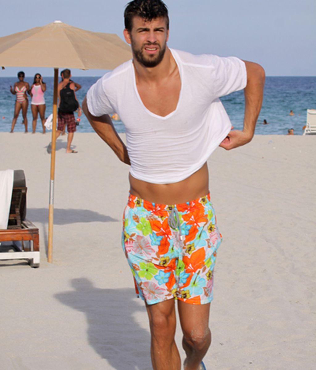 Piqué se divierte en la playa sin Shakira