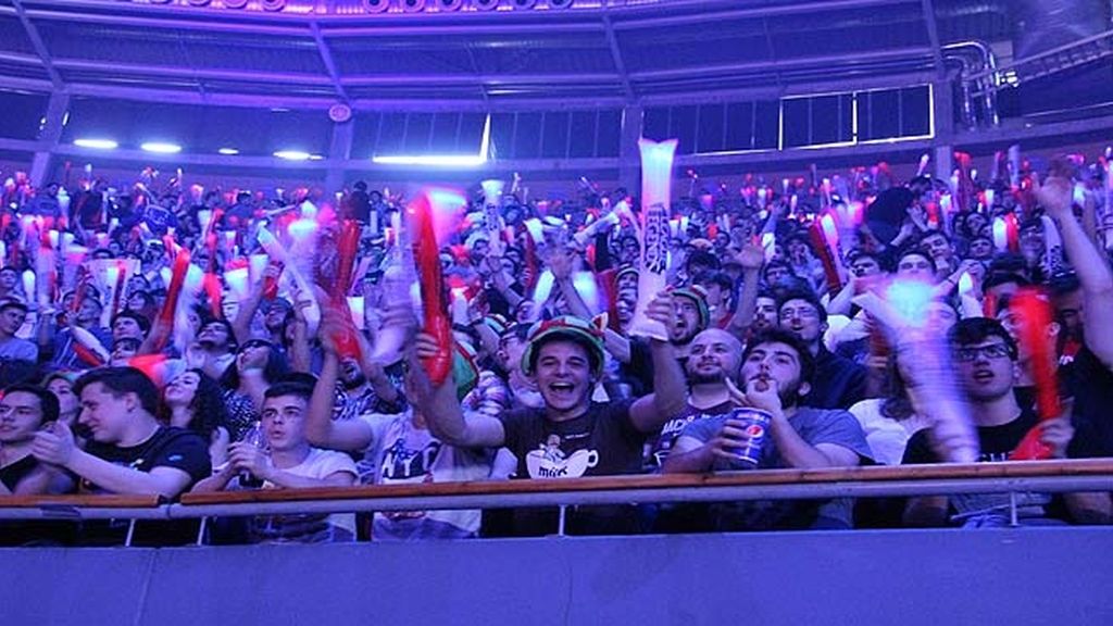 Miles de aficionados jalean a los equipos durante las finales de la LCS en Madrid