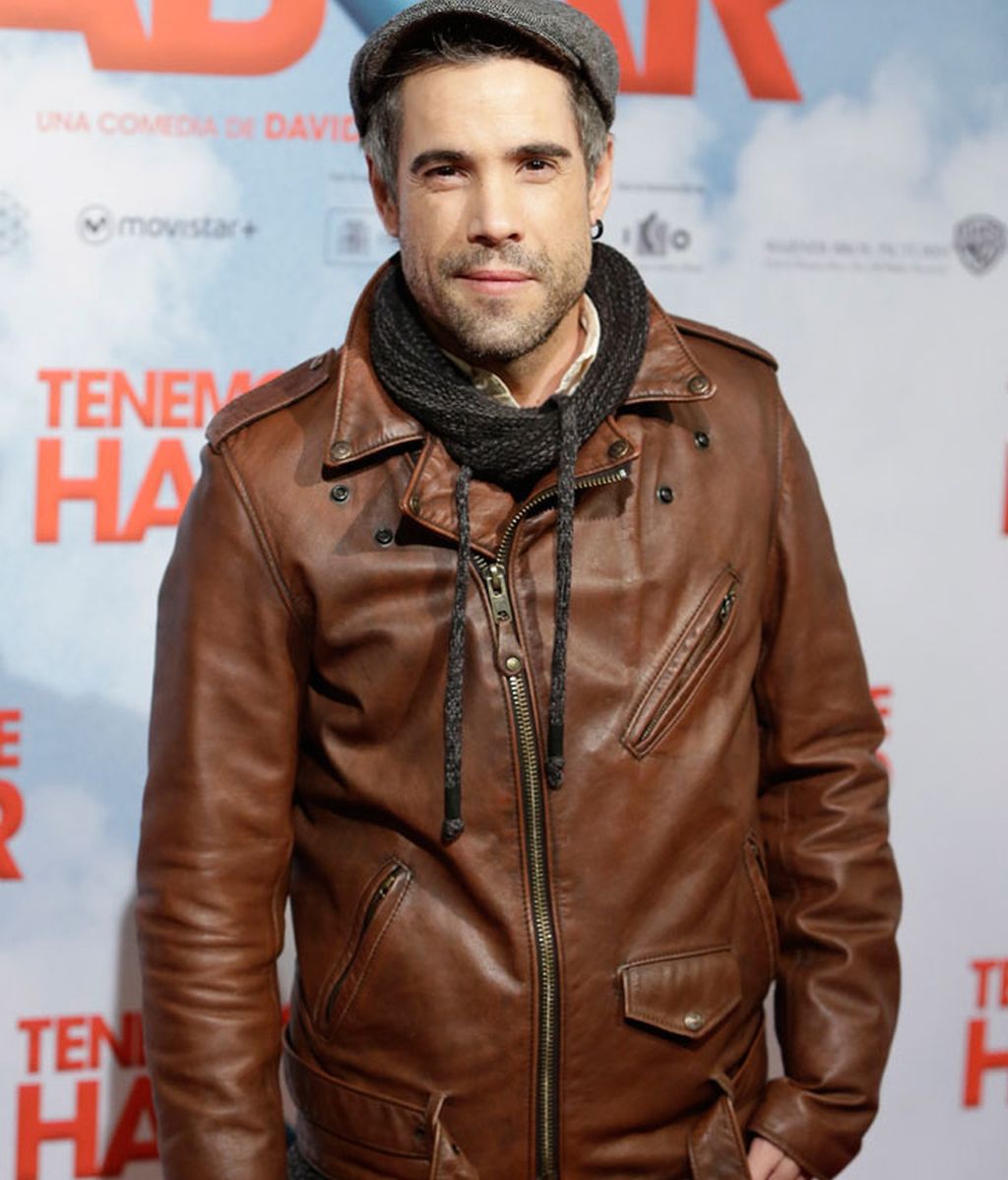 Unax Ugalde con vaqueros, chupa marrón y parpusa