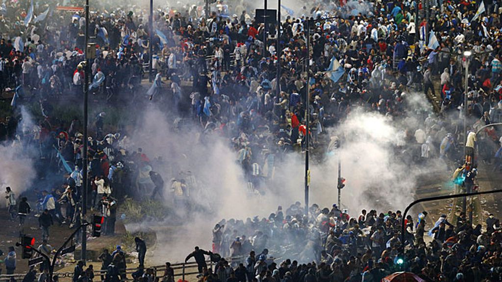 Lluvia de golpes y de piedras en la Plaza del Obelisco