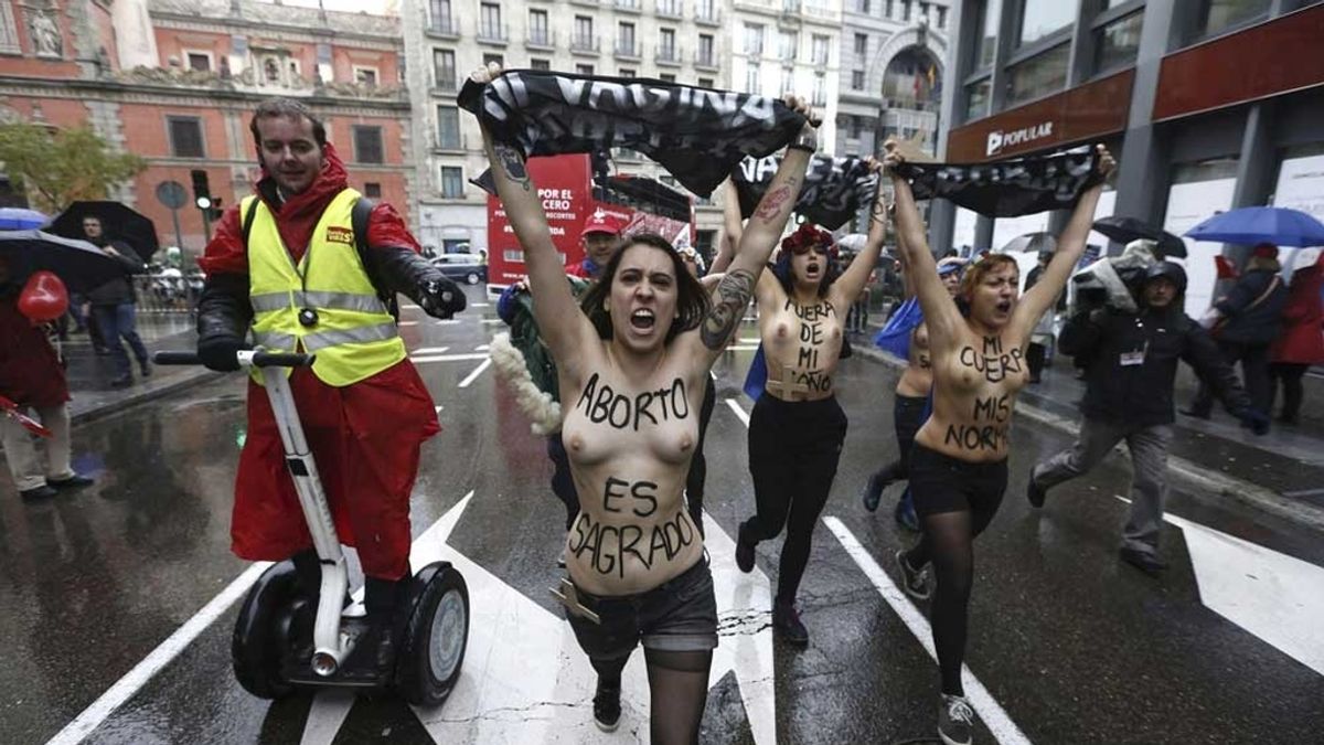 Activistas de Femen irrumpen en una manifestación antiaborto