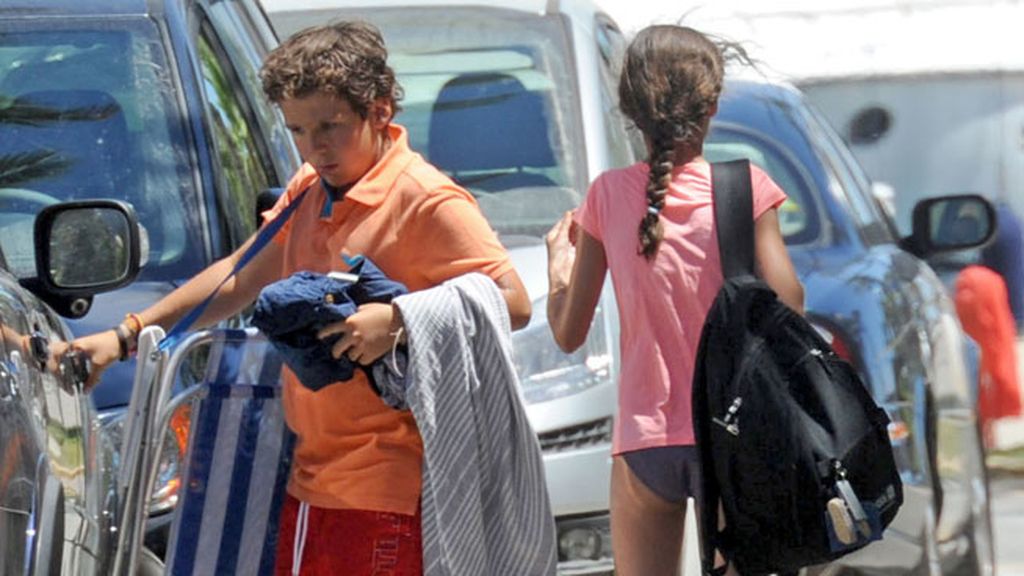 Jaime de Marichalar, Froilán y Victoria Federica disfrutan de un día de playa