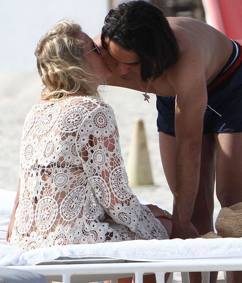Falcao besa muy cristianamente a su mujer Lorelei en las playas de Miami
