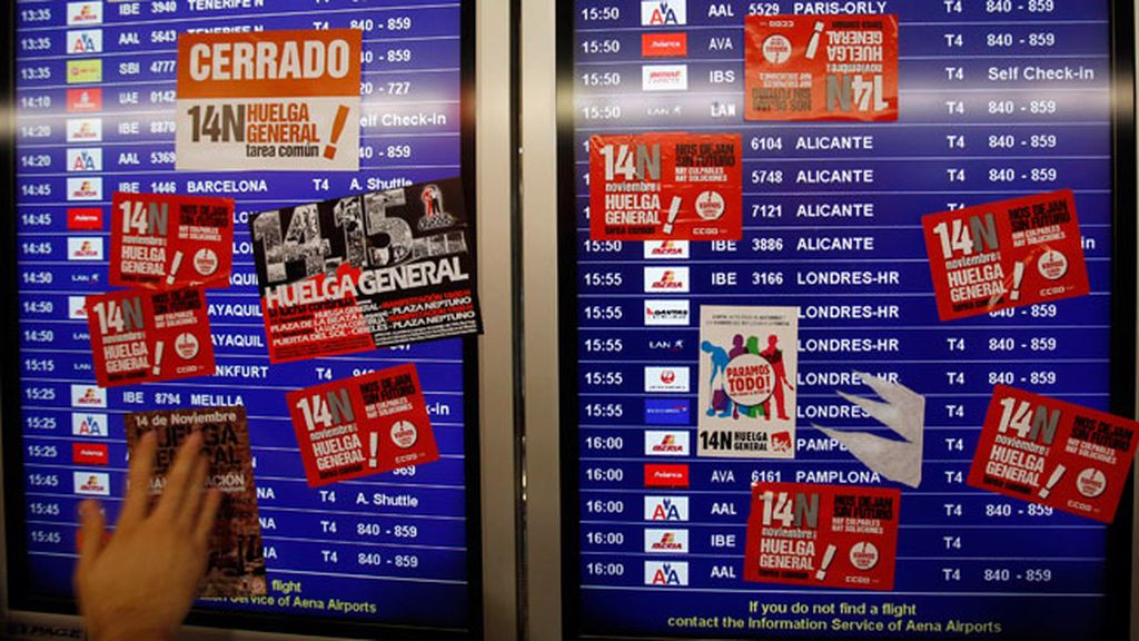 Los piquetes tapan los paneles informativos de la T4 en Barajas