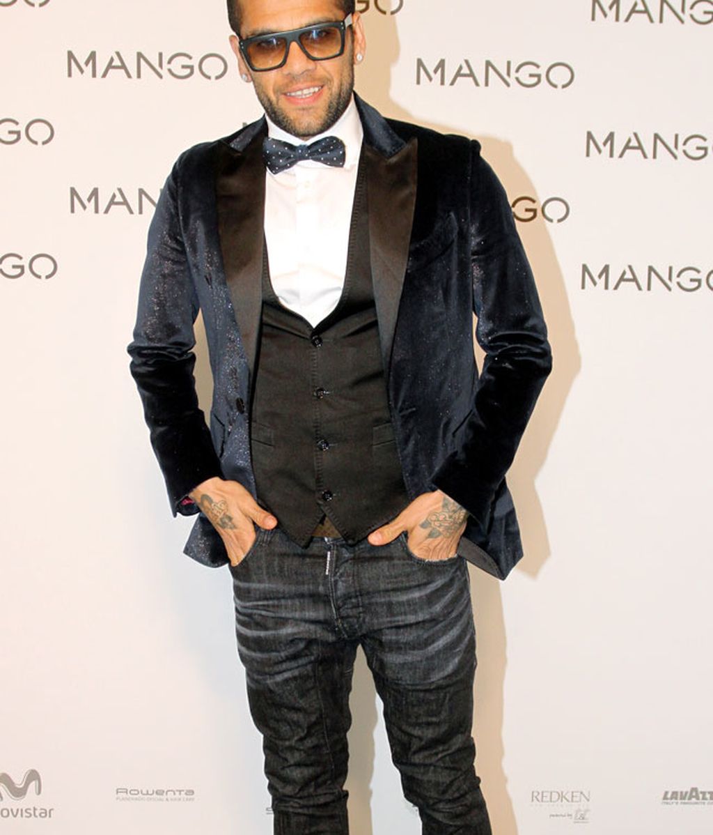 Dani Alves, con pajarita de lunares, chaleco, y chaqueta de terciopelo