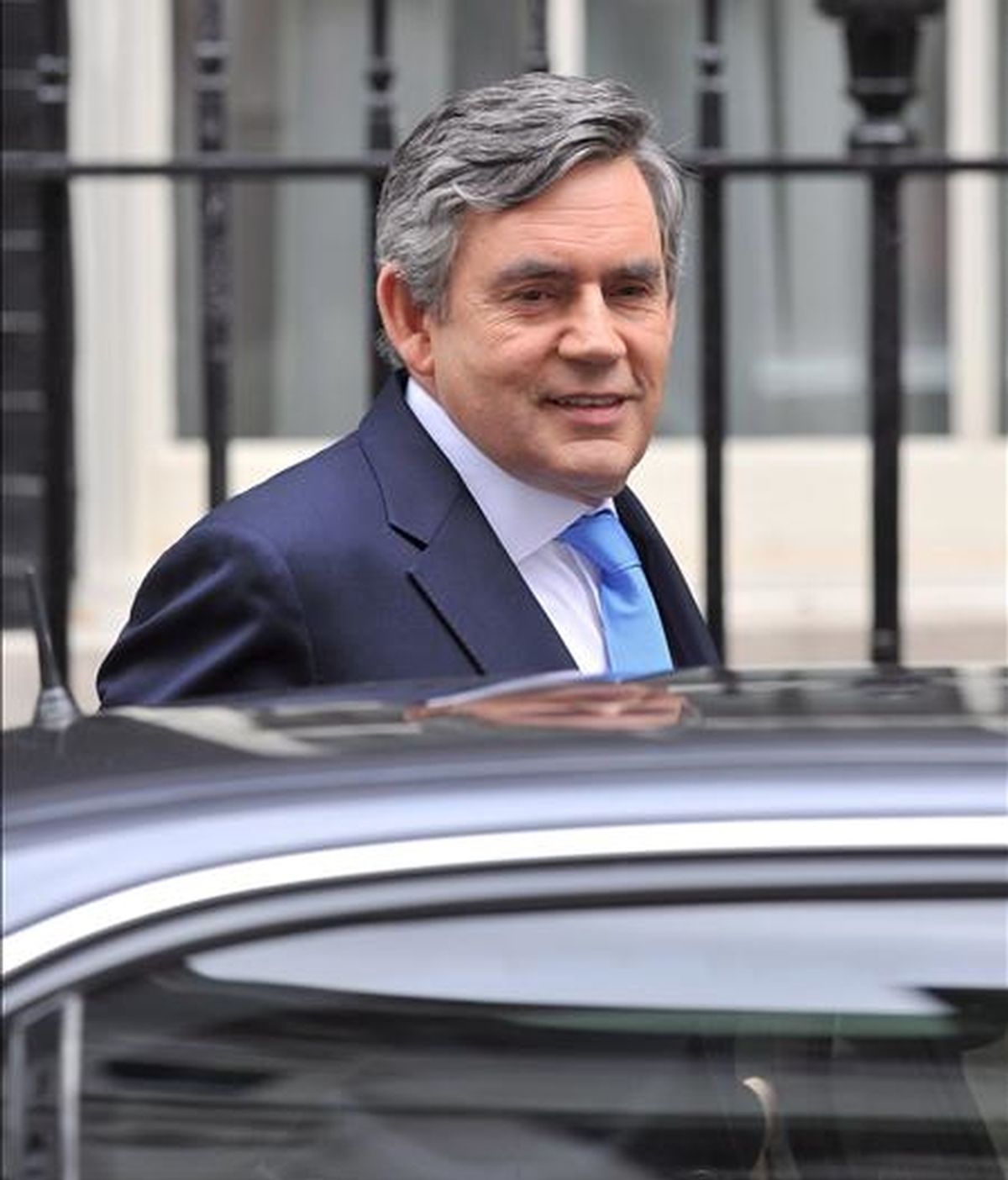 El primer ministro británico, Gordon Brown, abandona su residencia londinense en el número 10 de Downing Street hoy miércoles. EFE
