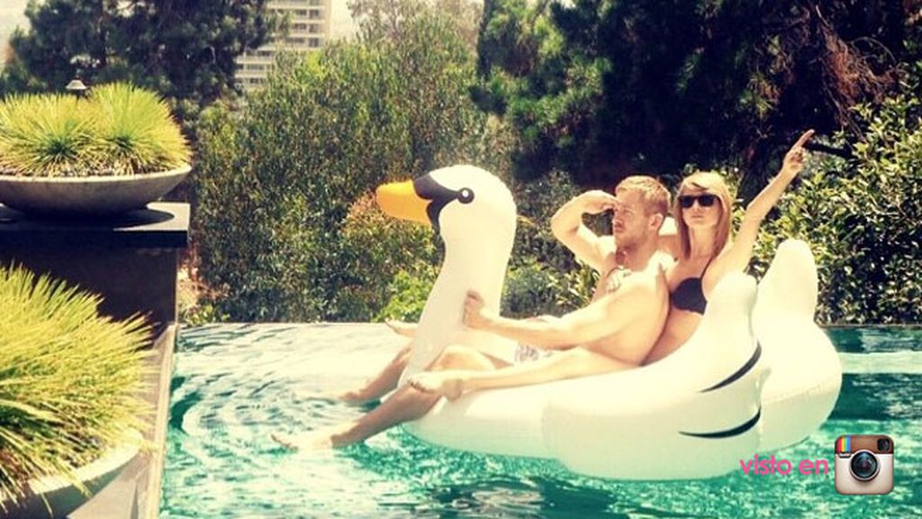 Taylor Swift y su novio Calvin Harris pretenden volar desde su piscina