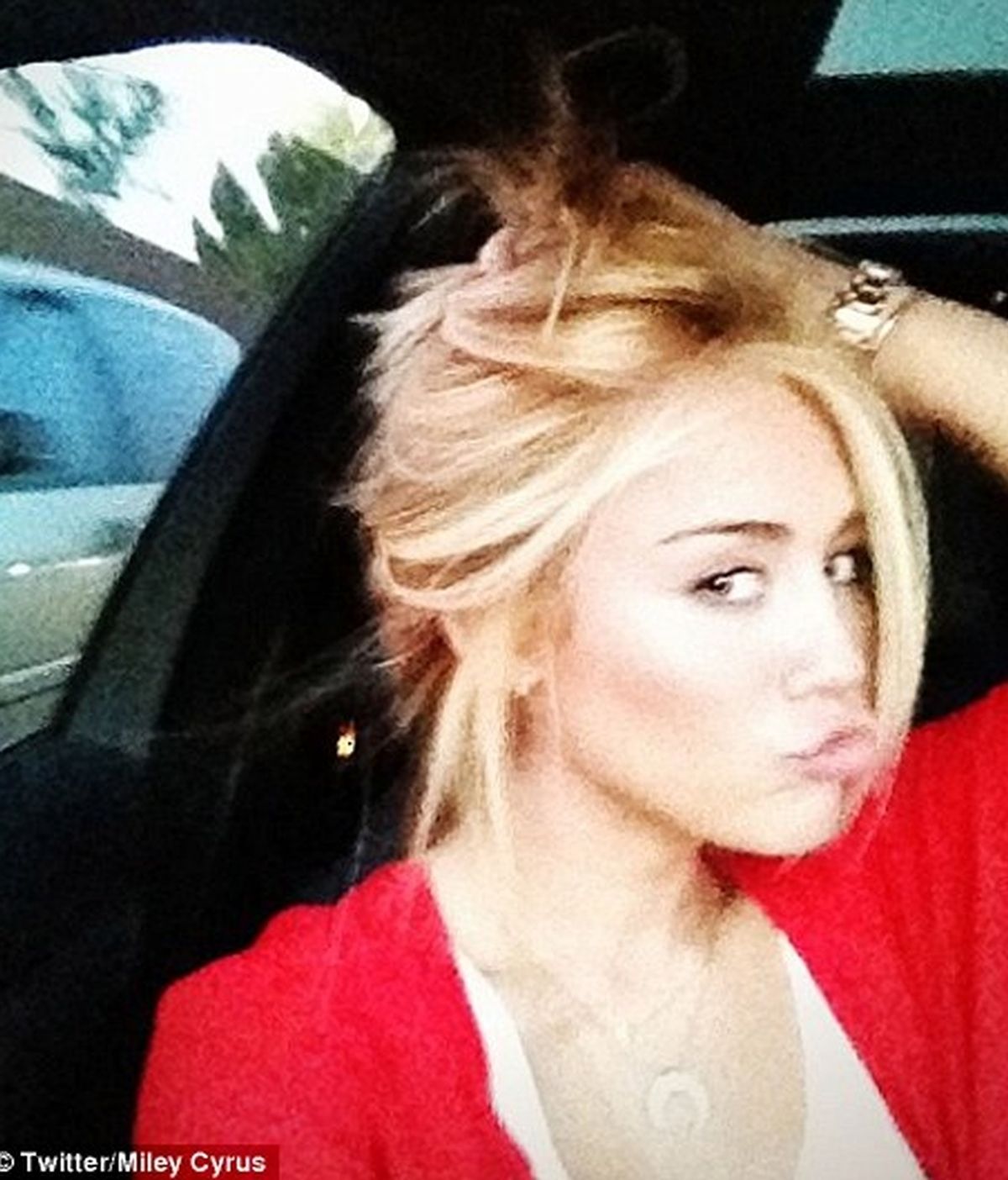 Miley Cyrus, la foto que subió a Twitter para enseñarles su nuevo look rubio Shakira a sus seguidores.