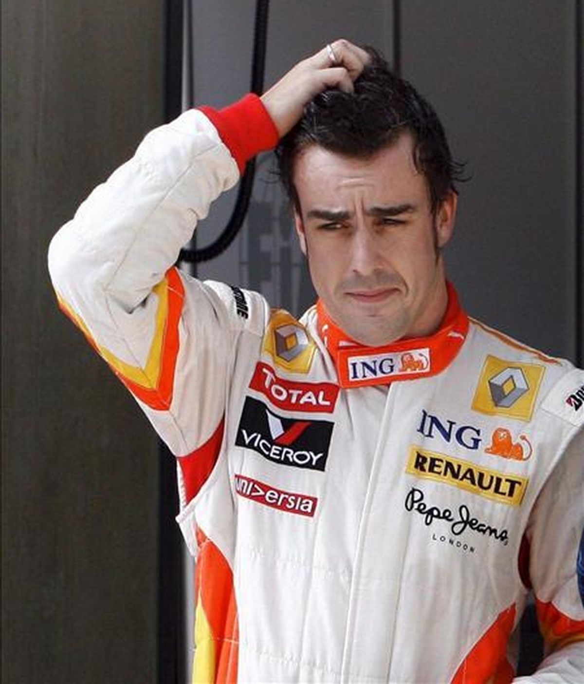 El piloto Fernando Alonso (Renault) ha finalizado en novena posición en el Gran Premio de China. En la imagen, Alonso ayer tras la sesión clasificatoria. EFE