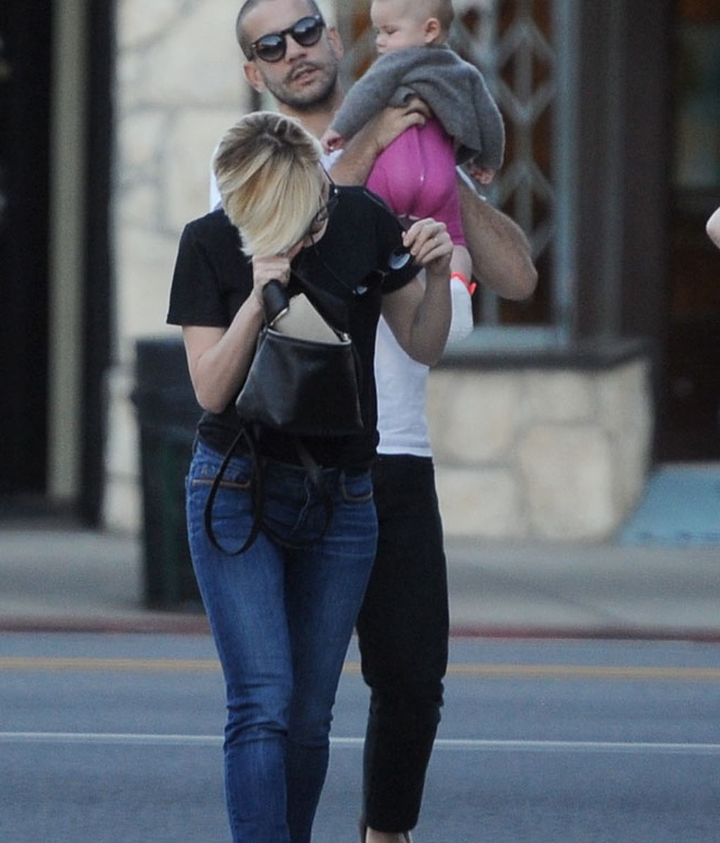 Fue Romain Dauriac quien llevó a su hija en brazos durante el paseo