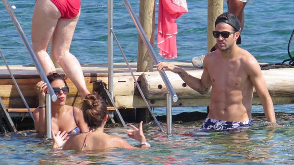 Cesc Fábregas y su chica, en las playas de Ibiza