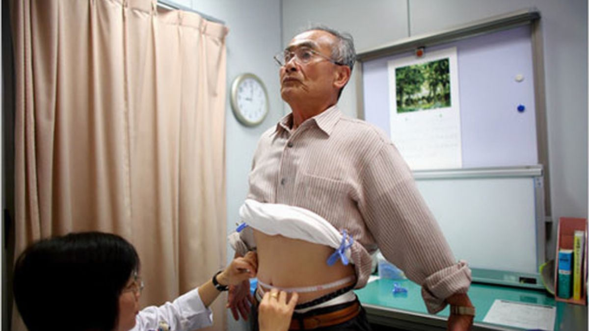 Hiroshi Kawamoto, de 73 años mientras le medían la cintura como parte de los controles del Gobierno para luchar contra la obesidad. En la ciudad de Matsuyama.