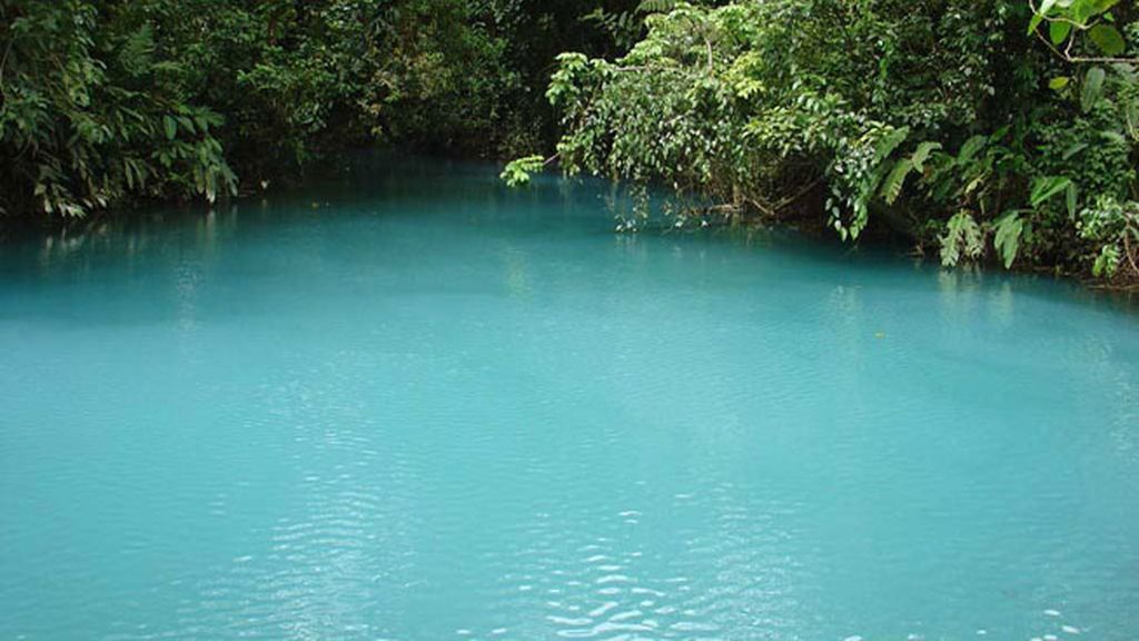 Este río de Costa Rica tiene una sorprendente tonalidad por la ‘dispersión de Mie’