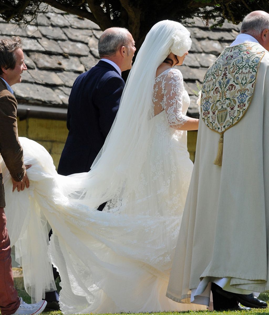 Lily Allen, boda con bombo en mitad del campo