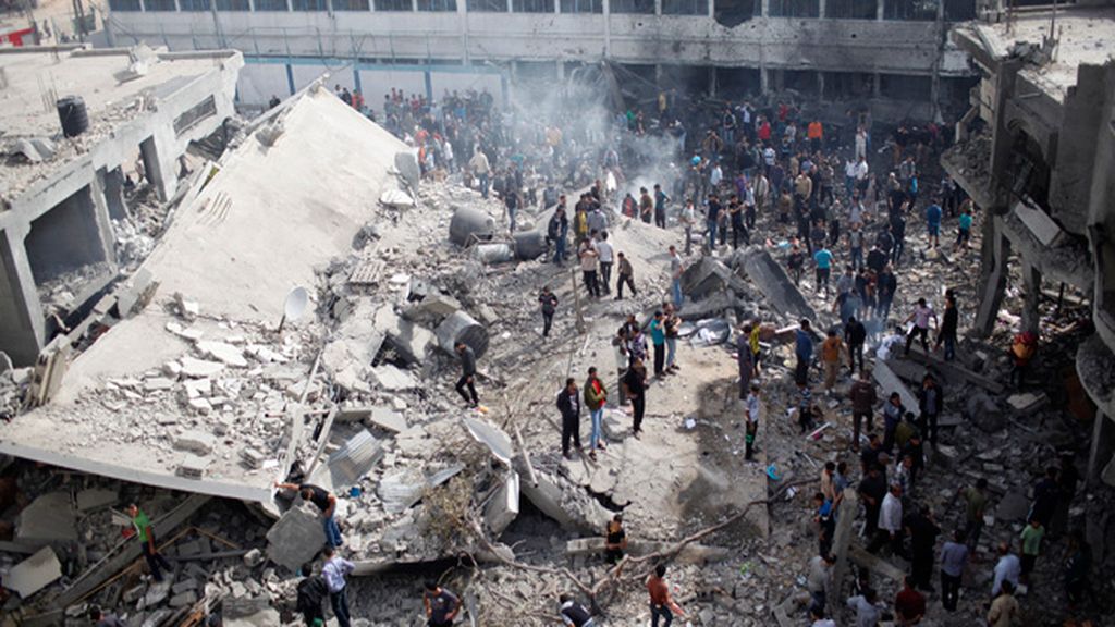 Israel aumenta su ataque por tierra y mar contra Gaza