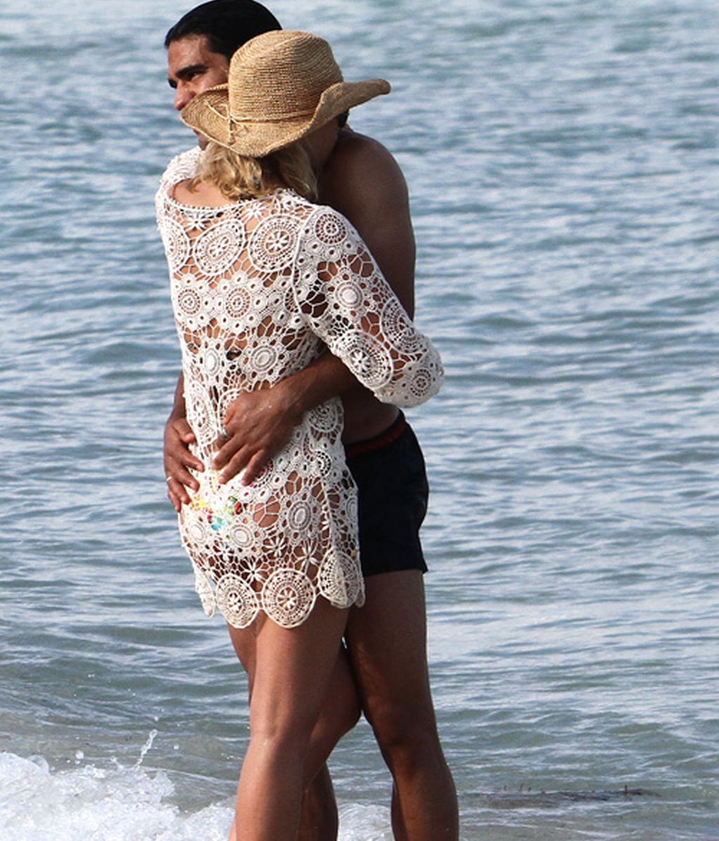 Falcao besa muy cristianamente a su mujer Lorelei en las playas de Miami