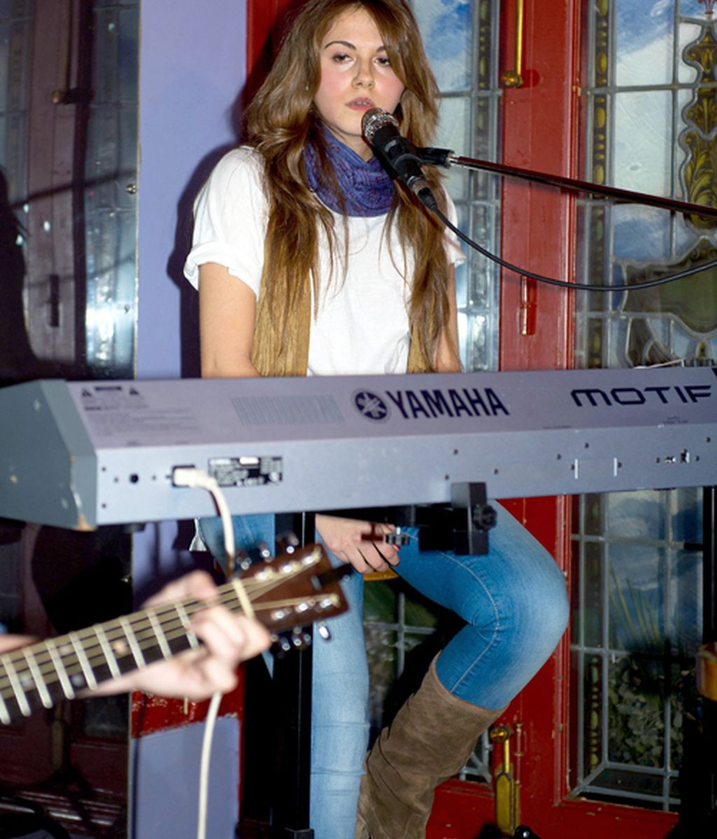 Malena Costa aplaude a rabiar en el debut musical de su hermana pequeña