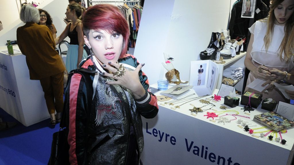 La cantante Angy quiso ver de cerca el trabajo de los jóvenes diseñadores