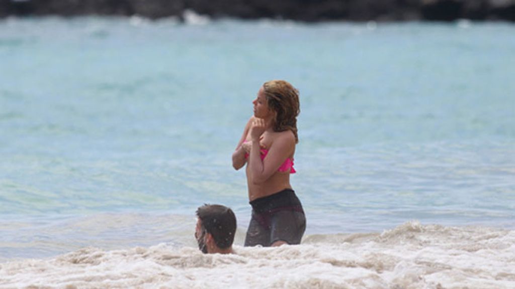 Shakira presume de vientre plano en Hawai