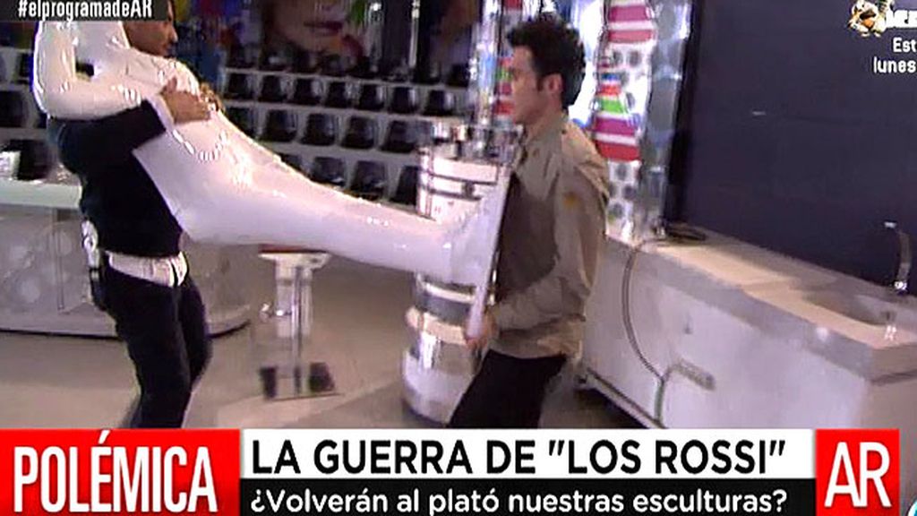 El atril, la parada, figuras de gatos y perros ¡y hasta las tazas!