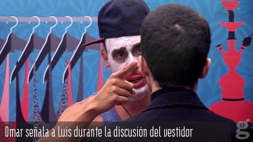 Omar señala a Luis durante la conversación del vestidor