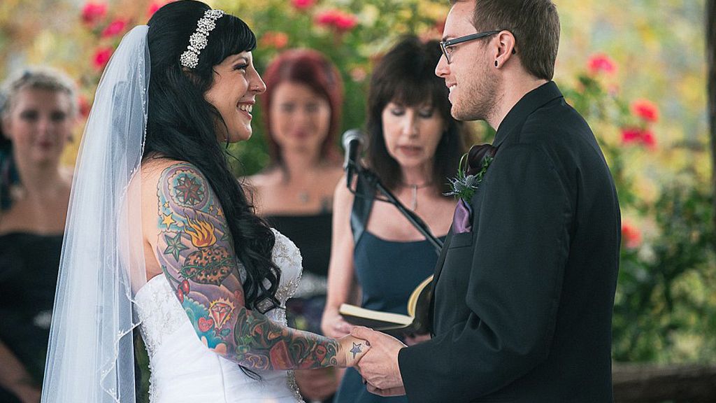 Recién casadas que enseñan sus tatuajes