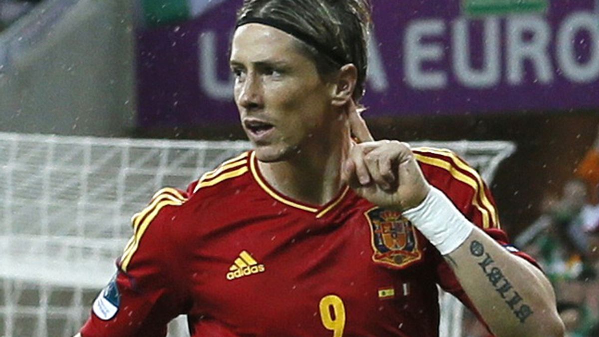 Fernando Torres se lleva la mano a la oreja