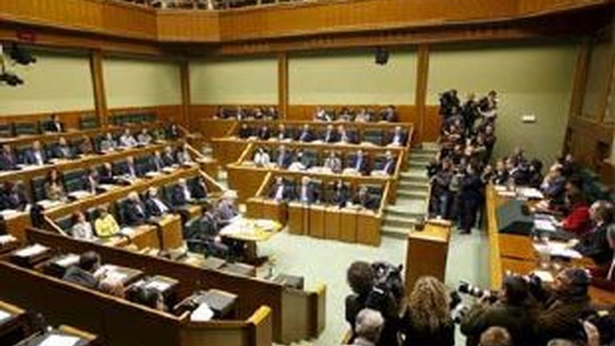 El Parlamento Vasco rinde homenaje a la última víctima de ETA. Vídeo: Informativos Telecinco
