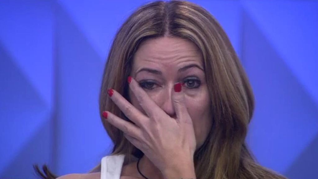 Olvido llora desconsoladamente después de una fuerte discusión con Ares