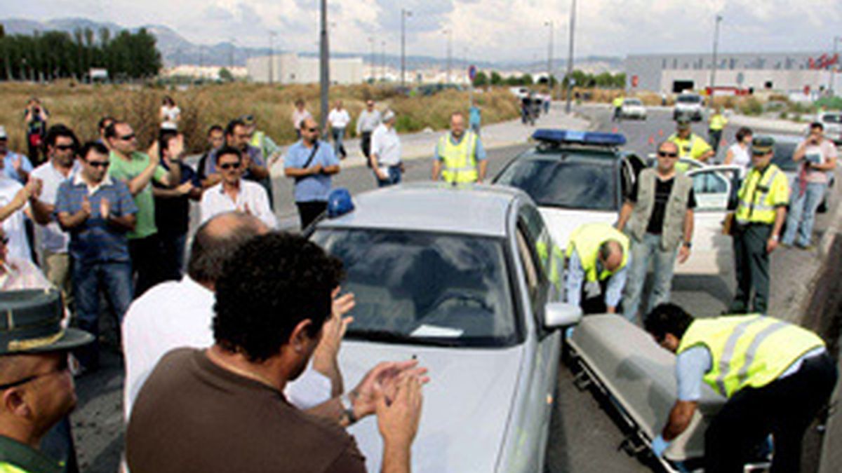 Momento en el que fue retirado el cadáver del piquete atropellado mortalmente en Granada. Foto: EFE.
