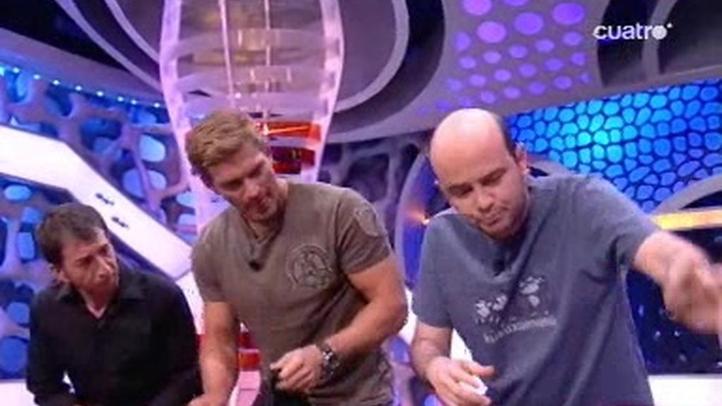 Jandro enseña a Darek técnicas caseras para cuidarse