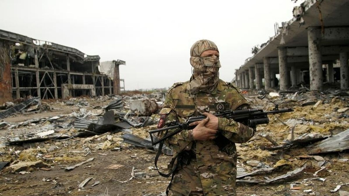 Militar entre lo destruido por el  bombardeo en Donetsk