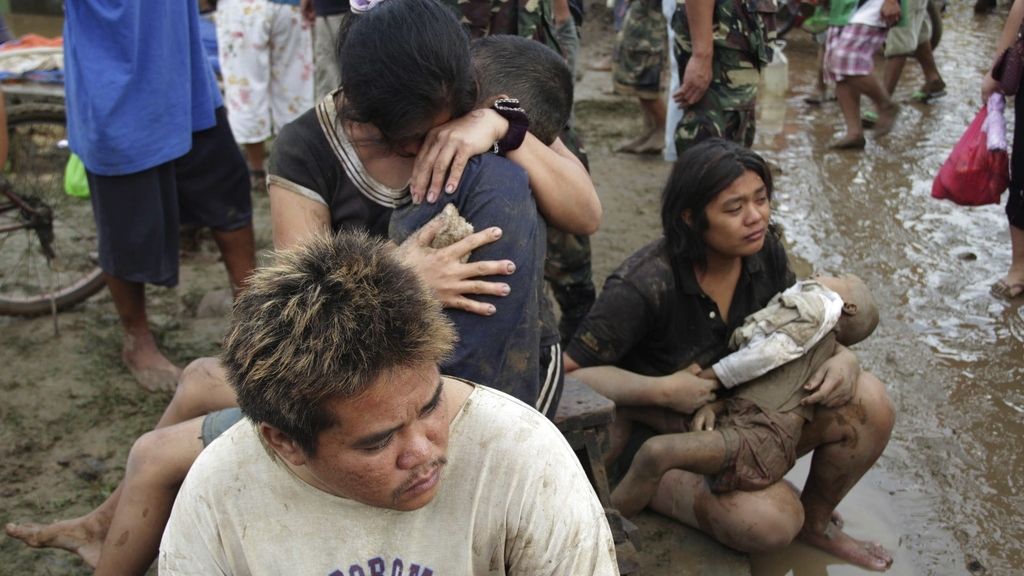 Lloran la muerte de los fallecidos en Filipinas