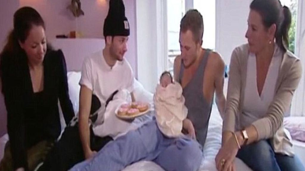 Dos hombres experimentan los dolores del parto y lo dejan a las dos horas