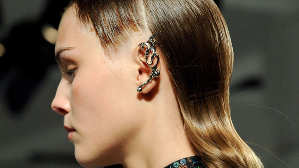 Rodarte añadió estos ear cuff tan arriesgados en su colección