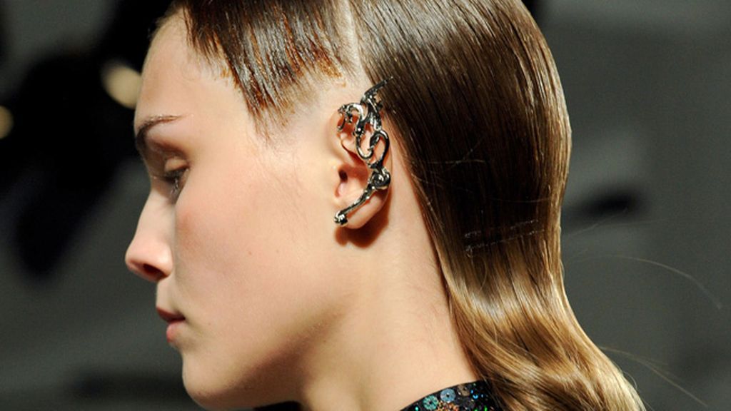 ¿Quieres innovar en pendientes? Te traemos los 'ear cuff' de las famosas