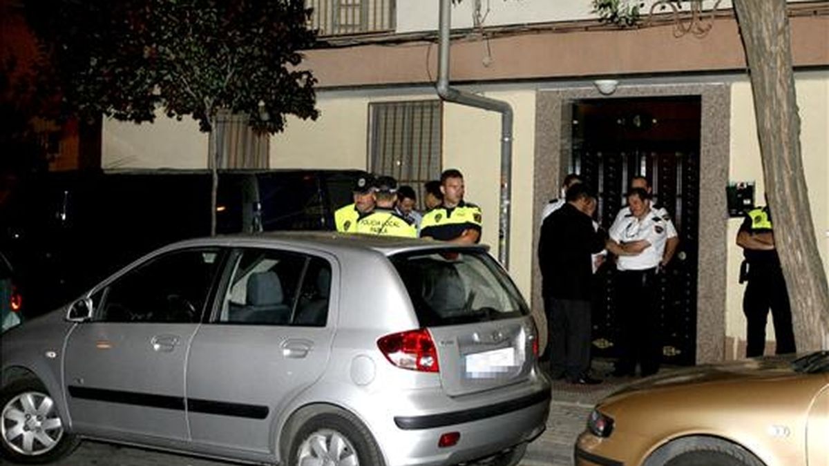 Efectivos de la policía esperan junto al furgón fúnebre a la retirada de los cuerpos sin vida de un hombre de 84 años que ha matado a su mujer, de 80, y después se ha quitado la vida ahorcándose en su domicilio de Parla, Madrid. EFE