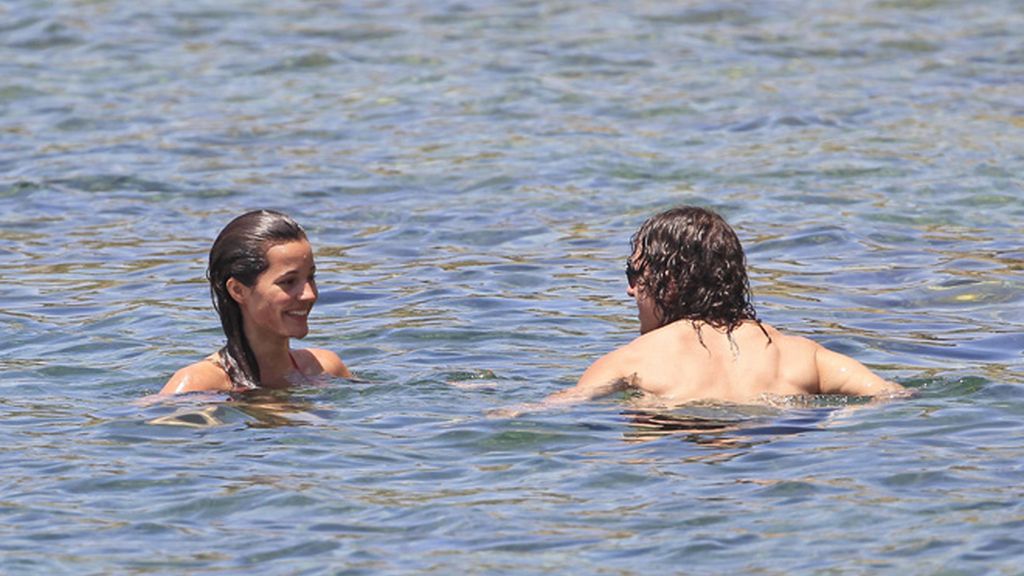Puyol y Malena Costa, otros que también se relajan en Ibiza