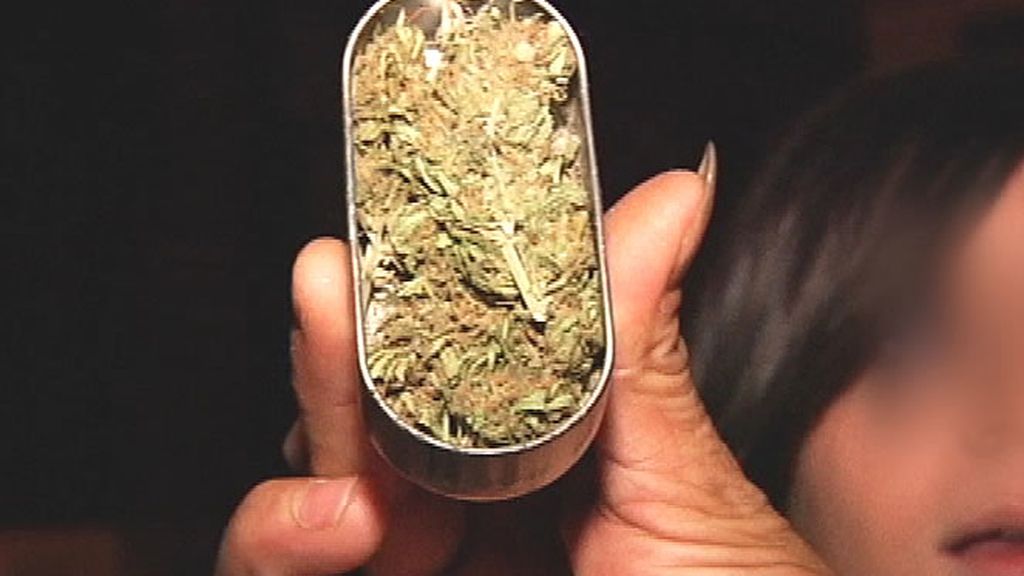 Una joven enseña su marihuana a cámara