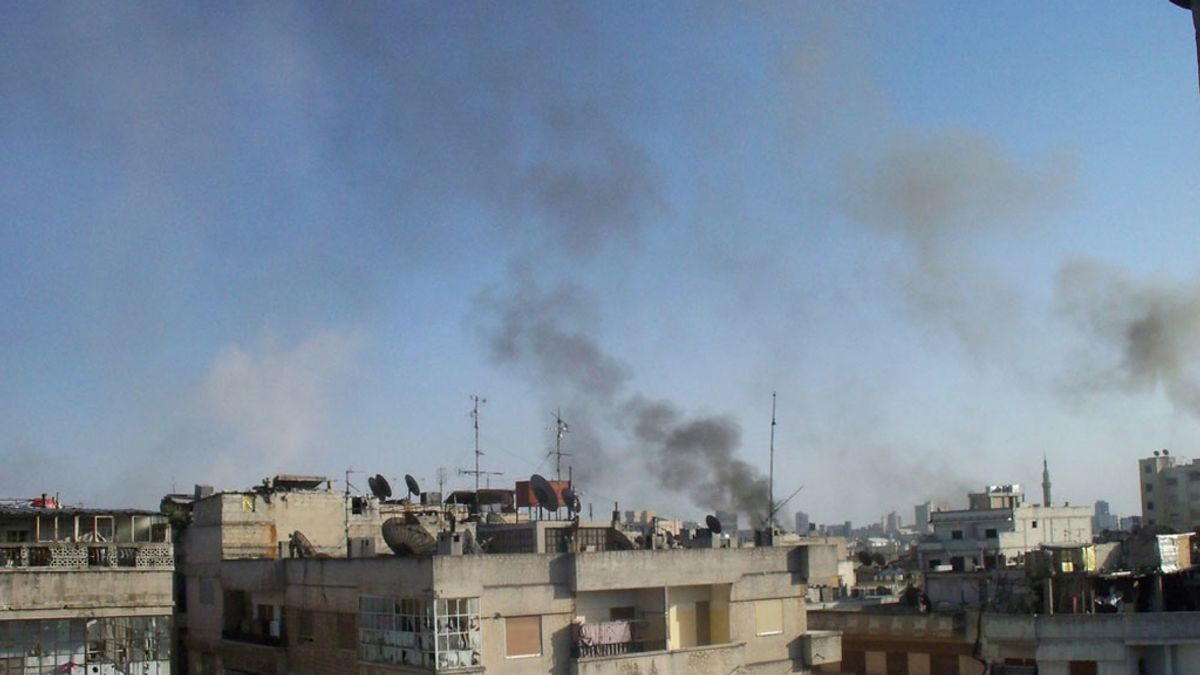 Columnas de humo en varios edificios de Homs