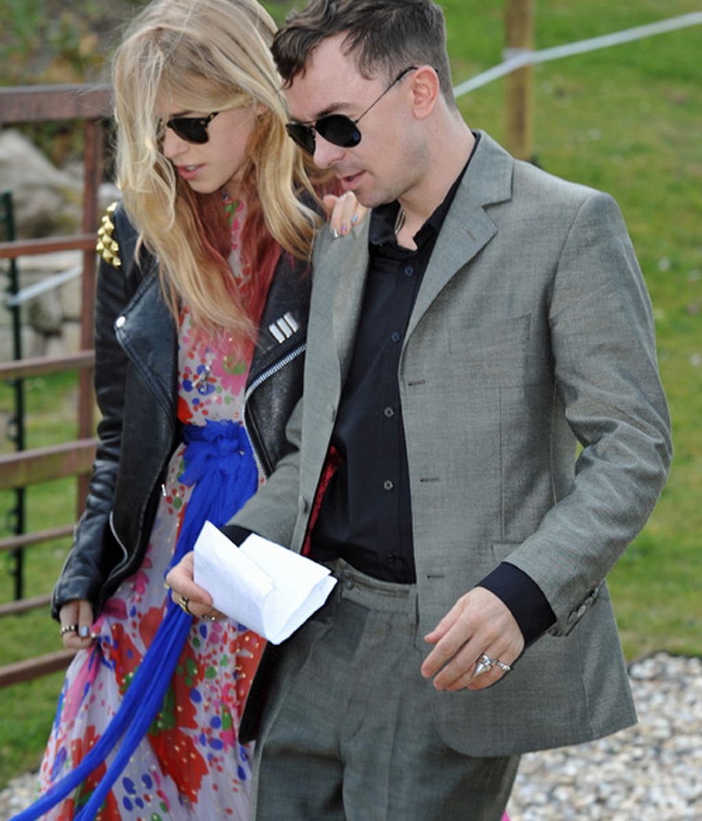 Lily Allen, boda con bombo en mitad del campo